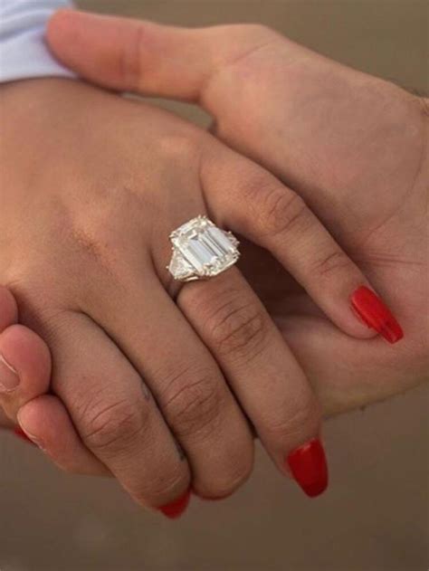 D­e­m­i­ ­L­o­v­a­t­o­­n­u­n­ ­n­i­ş­a­n­ ­y­ü­z­ü­ğ­ü­